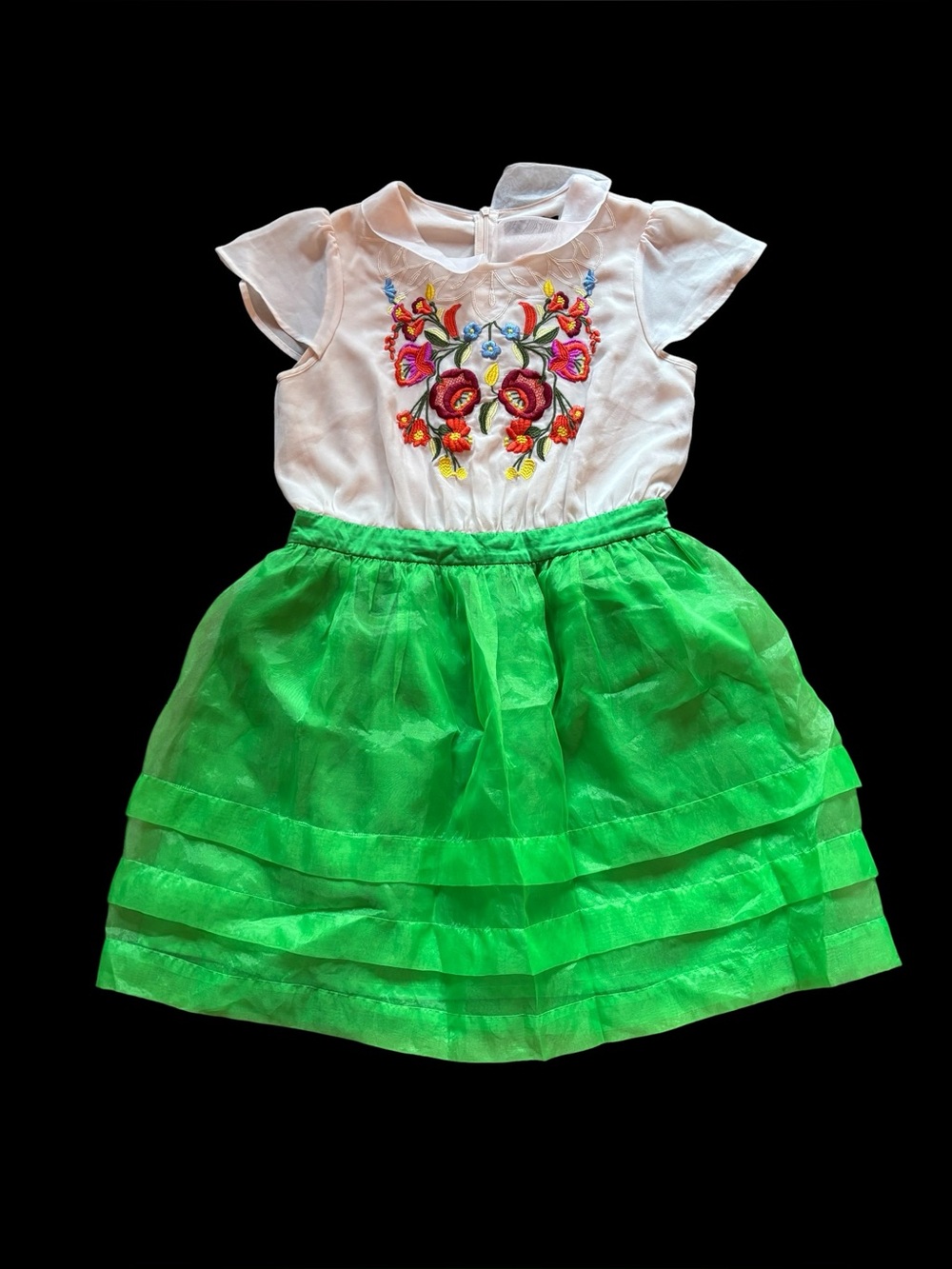 ✨Muccy green and white kids dress with floral design✨